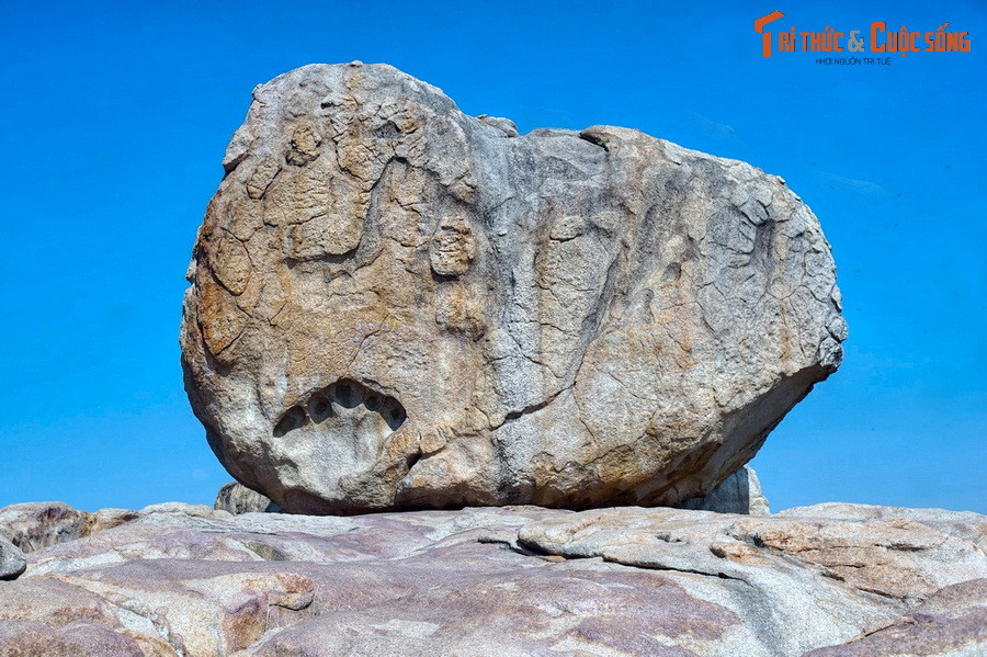 Một câu chuyện dân gian kể rằng, thuở xưa một ông khổng lồ ngồi câu cá nơi đây, có một con cá cũng khổng lồ cắn câu lôi đi, ông phải kéo lại. Một tay ông cầm cần câu, tay kia tì vào tảng đá khiến bàn tay ấn vào đá và để lại dấu như đã thấy.