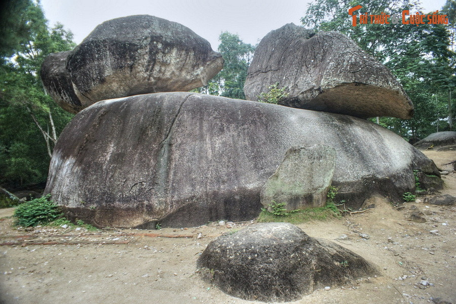 Phía sau những tảng đá này có một câu chuyện thần tiên được lưu truyền từ đời này qua đời khác. Theo đó, một lần, một chàng trai đánh cá làng Trường Lệ tình cờ cứu sống một cô gái bị sóng biển xô vào bờ, hai người yêu nhau, rồi kết làm vợ chồng.