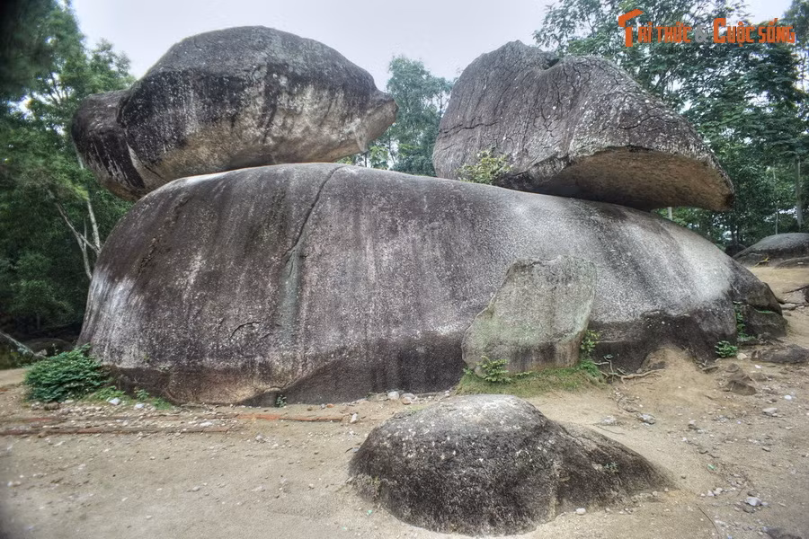 Phía sau những tảng đá này có một câu chuyện thần tiên được lưu truyền từ đời này qua đời khác. Theo đó, một lần, một chàng trai đánh cá làng Trường Lệ tình cờ cứu sống một cô gái bị sóng biển xô vào bờ, hai người yêu nhau, rồi kết làm vợ chồng.