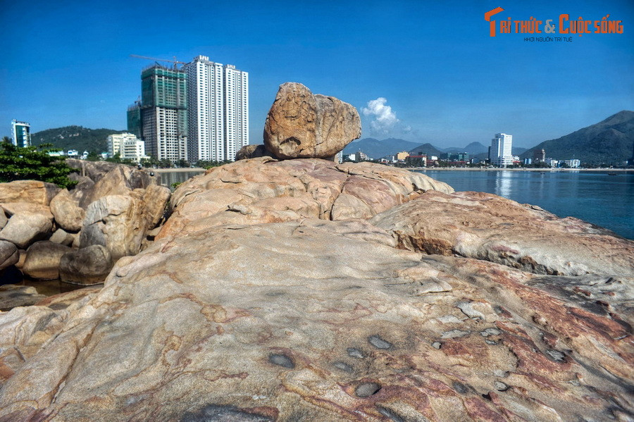 2. Nằm bên bờ vịnh Nha Trang, Hòn Chồng là thắng cảnh nổi tiếng của thành phố biển Nha Trang. Tâm điểm của thắng cảnh này là một khối đá lớn, phía mặt đá quay ra biển có một vết lõm hình bàn tay khổng lồ. Quanh hình bàn tay này có rất nhiều huyền thoại được thêu dệt.