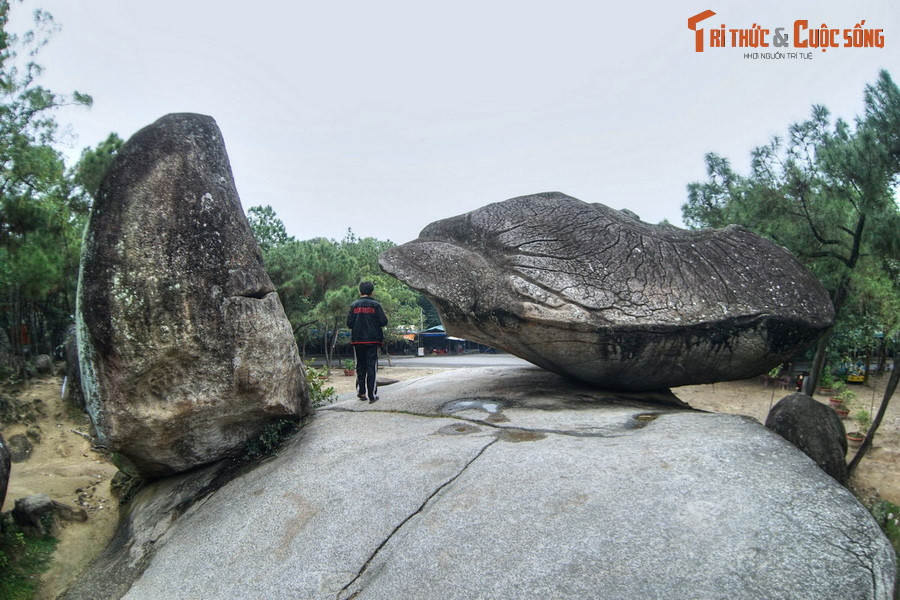 Cô gái vốn là tiên nữ nhà trời, vì mắc tội nên bị Ngọc Hoàng đày xuống hạ giới. Hết hạn đi đày, Ngọc Hoàng sai chư thần xuống đưa tiên nữ về trời. Nhưng nàng quyết ở lại với người chồng dưới trần thế, khiến Ngọc Hoàng tức giận, sai Thiên Lôi xuống hỏi tội.