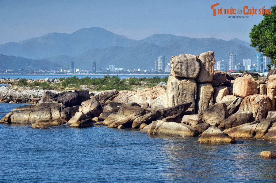 Ngoài ra còn chuyện về con thuyền của một đôi vợ chồng trẻ bị sóng đánh dạt vào vách đá mà vỡ tung. Người chống một tay dìu vợ, một tay anh cố bám vào vách đá. Vách đá đổ ào và nhấn chìm cả hai… Từ truyền thuyết này mà ở bãi đá Hòn Chồng còn một cụm đá được gọi là Hòn Vợ.