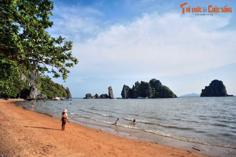 3. Nằm ở huyện Kiên Lương, tỉnh Kiên Giang, hòn Phụ Tử là một thắng cảnh nổi tiếng của mảnh đất Hà Tiên. Tên gọi của hòn Phụ Tử gắn liền với một truyền thuyết đầy cảm động về tình cha con.