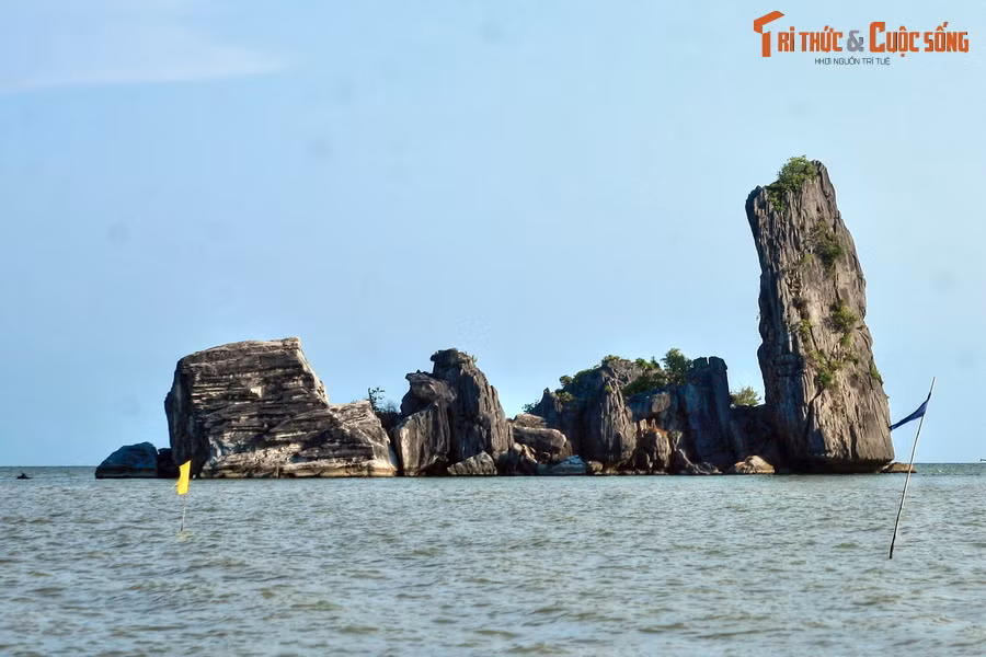 Không ngờ chất độc từ người cha thấm qua khiến người con trúng độc rồi chết theo. Sau đó trời nổi giông bão, mưa suốt nhiều ngày. Ở nơi hai cha con nằm xuống mọc lên hai hòn đá lớn và nhỏ. Người dân địa phương coi hòn to là cha và hòn nhỏ là con, gọi chung là hòn Phụ Tử...