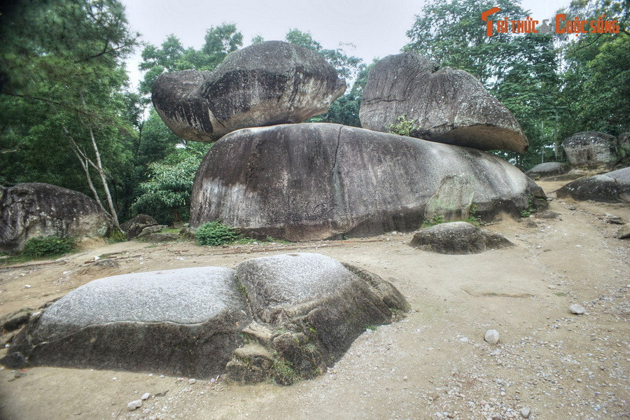 Tuy nhiên, khi Thiên Lôi tới nơi hai người sinh sống thì chỉ thấy một bãi đá. Với tình yêu chung thuỷ, đôi vợ chồng trẻ đã biến thành đá để được vĩnh viễn bên nhau. Hòn đá lớn là người chồng, hòn đá nhỏ hơn là người vợ...