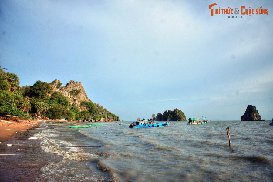 Nhưng con thuồng luồng quá mạnh, sức người thường không thể địch nổi. Sau khi tính hết kế, người cha liền tẩm thuốc độc vào mình rồi nằm sát mé biển. Như dự liệu, con ác vật lao đến ăn thịt ông rồi trúng độc và chết. Người con đi tìm cha, thấy xác cha thì ôm lấy khóc lóc thảm thiết.