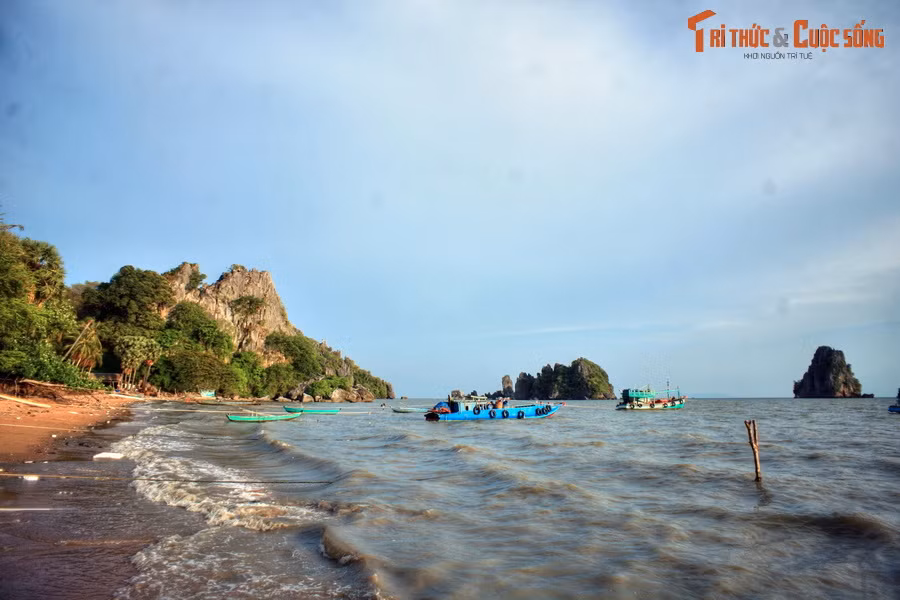 Nhưng con thuồng luồng quá mạnh, sức người thường không thể địch nổi. Sau khi tính hết kế, người cha liền tẩm thuốc độc vào mình rồi nằm sát mé biển. Như dự liệu, con ác vật lao đến ăn thịt ông rồi trúng độc và chết. Người con đi tìm cha, thấy xác cha thì ôm lấy khóc lóc thảm thiết.