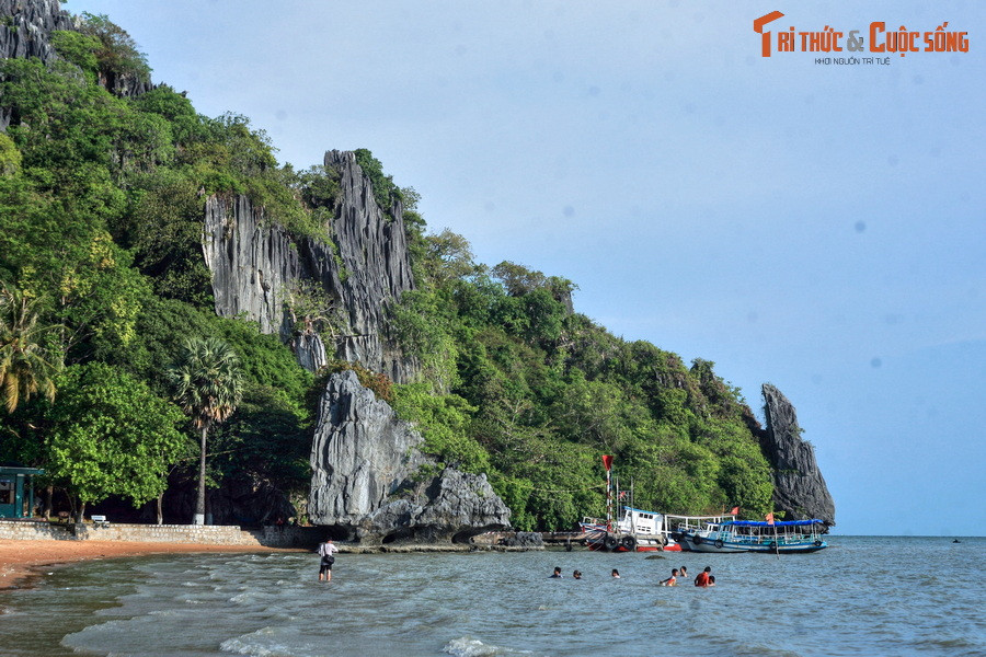 Theo lời kể được truyền lại qua nhiều đời, xưa kia ở vùng biển này có con thuồng luồng rất hung dữ, hay đánh đắm thuyền bè để ăn thịt ngư dân. Bên chân ngọn An Hải Sơn có hai cha con ngư dân. Đau xót trước tình cảnh thê lương của bà con, người cha quyết tâm tiêu diệt con quái vật.