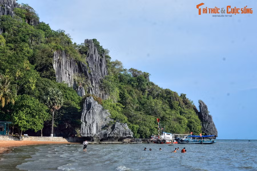 Theo lời kể được truyền lại qua nhiều đời, xưa kia ở vùng biển này có con thuồng luồng rất hung dữ, hay đánh đắm thuyền bè để ăn thịt ngư dân. Bên chân ngọn An Hải Sơn có hai cha con ngư dân. Đau xót trước tình cảnh thê lương của bà con, người cha quyết tâm tiêu diệt con quái vật.