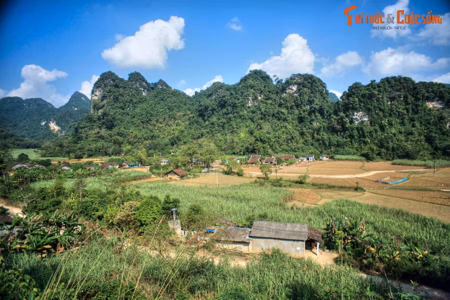 Bức tranh sơn cước bên Quốc lộ 3, địa phận huyện Quảng Yên.