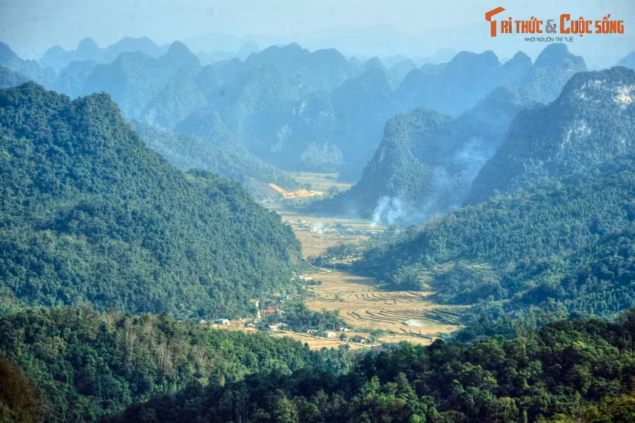 Bức tranh phong cảnh đẹp mãn nhãn trên đường tỉnh 208, địa phận huyện Thạch An, gần thị trấn Đông Khê.