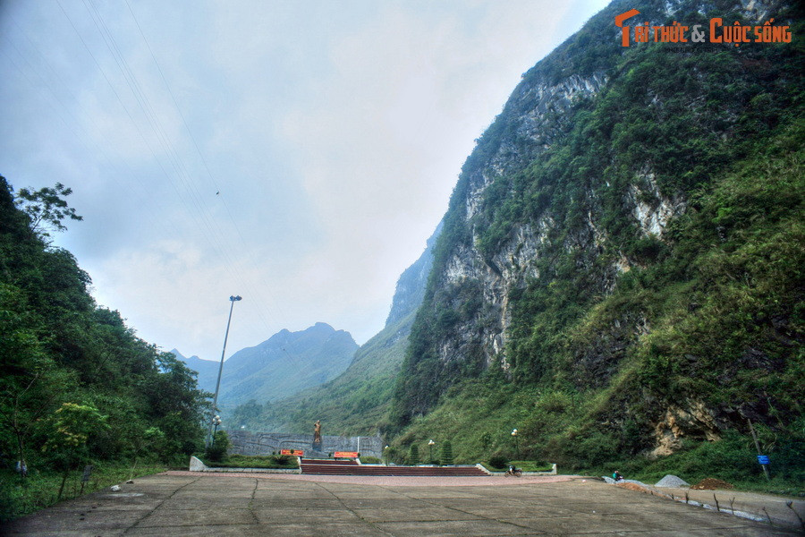 Cảnh núi non gây choáng ngợp ở Đài kỷ niệm Mỏ thiếc Cao Bằng (thị trấn Tĩnh Túc, huyện Nguyên Bình). Khu mỏ này do Liên bang Xô-viết giúp Việt Nam xây dựng và trang bị máy móc vào năm 1956, là công trình minh chứng cho tình hữu nghị đặc biệt Việt - Xô.