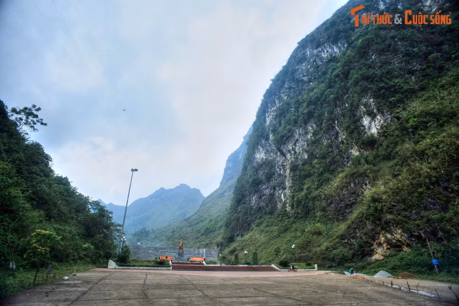 Cảnh núi non gây choáng ngợp ở Đài kỷ niệm Mỏ thiếc Cao Bằng (thị trấn Tĩnh Túc, huyện Nguyên Bình). Khu mỏ này do Liên bang Xô-viết giúp Việt Nam xây dựng và trang bị máy móc vào năm 1956, là công trình minh chứng cho tình hữu nghị đặc biệt Việt - Xô.