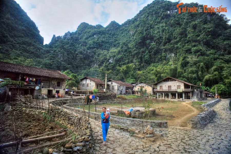 Nằm giữa Công viên địa chất Non nước Cao Bằng, làng đá Khuổi Ky (Đàm Thủy, Trùng Khánh) là ngôi làng cổ nổi tiếng của người Tày, có tuổi đời hơn 400 năm. Các ngôi nhà trong làng xây bằng đá, được bao quanh bởi những khối núi đá hùng vĩ.