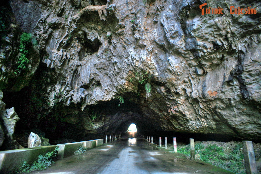 Đoạn đường có 1-0-2 xuyên qua hang đá tự nhiên thuộc tỉnh lộ 207, địa phận huyện Hạ Lang.