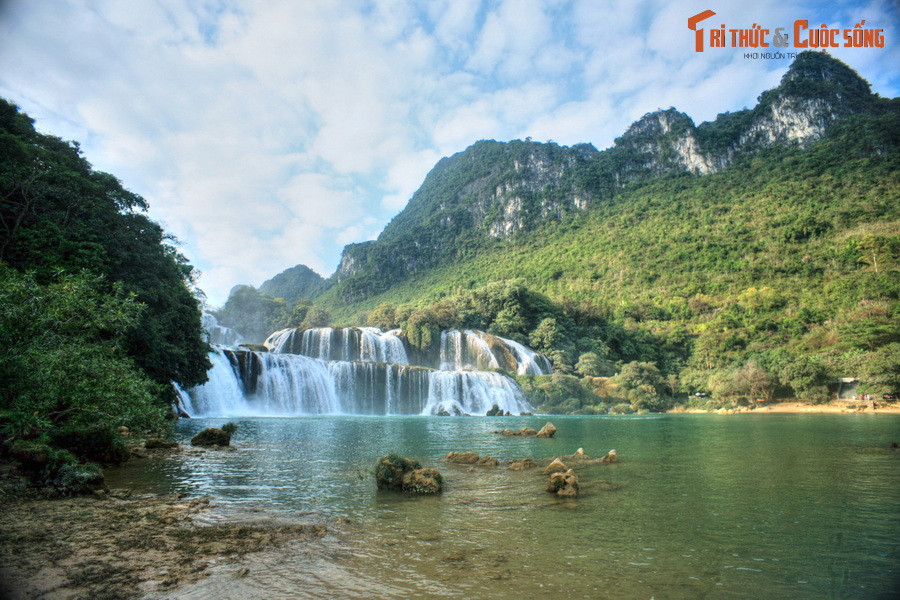 Nằm tại địa phận xã Đàm Thủy, huyện Trùng Khánh, thác Bản Giốc là một trong những cảnh quan tự nhiên ấn tượng nhất của Việt Nam. "Kỳ quan của tạo hóa" này đã được công nhận là một trong 10 thác nước kỳ vĩ nhất thế giới.