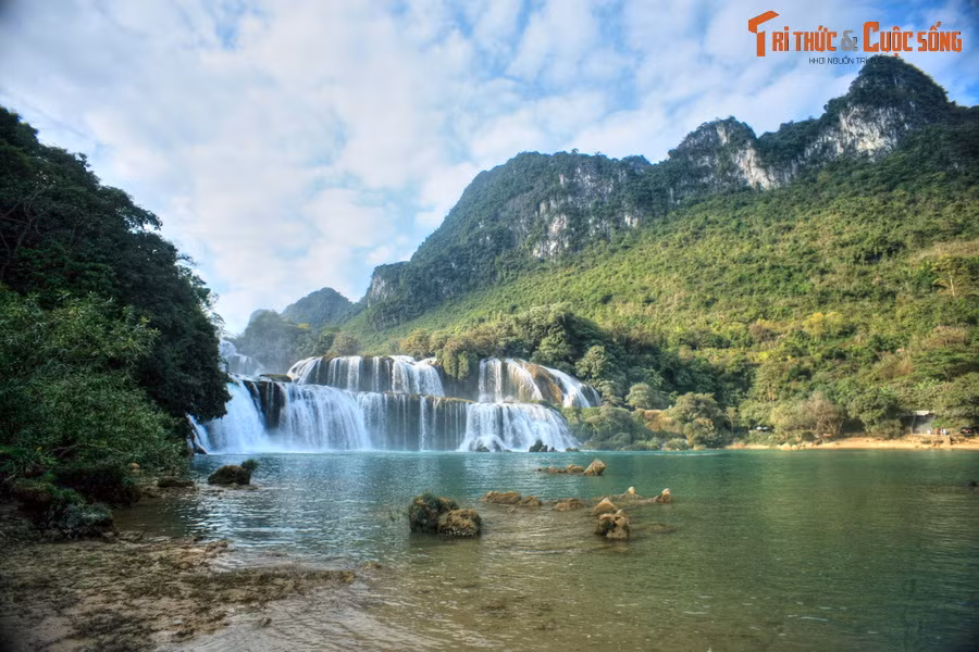 Nằm tại địa phận xã Đàm Thủy, huyện Trùng Khánh, thác Bản Giốc là một trong những cảnh quan tự nhiên ấn tượng nhất của Việt Nam. "Kỳ quan của tạo hóa" này đã được công nhận là một trong 10 thác nước kỳ vĩ nhất thế giới.