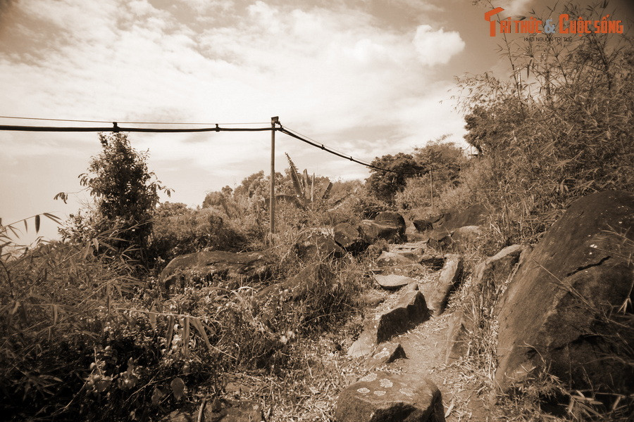 Lê Sĩ Triệt, một chàng trai văn võ song toàn cũng ấp ủ hình ảnh Lý Thị Thiên Hương trong trái tim. Ngờ đâu tên công tử, con của một viên quan trong vùng bấy giờ cũng để ý đến nàng, quyết tìm cách bắt cóc nàng về làm thiếp.