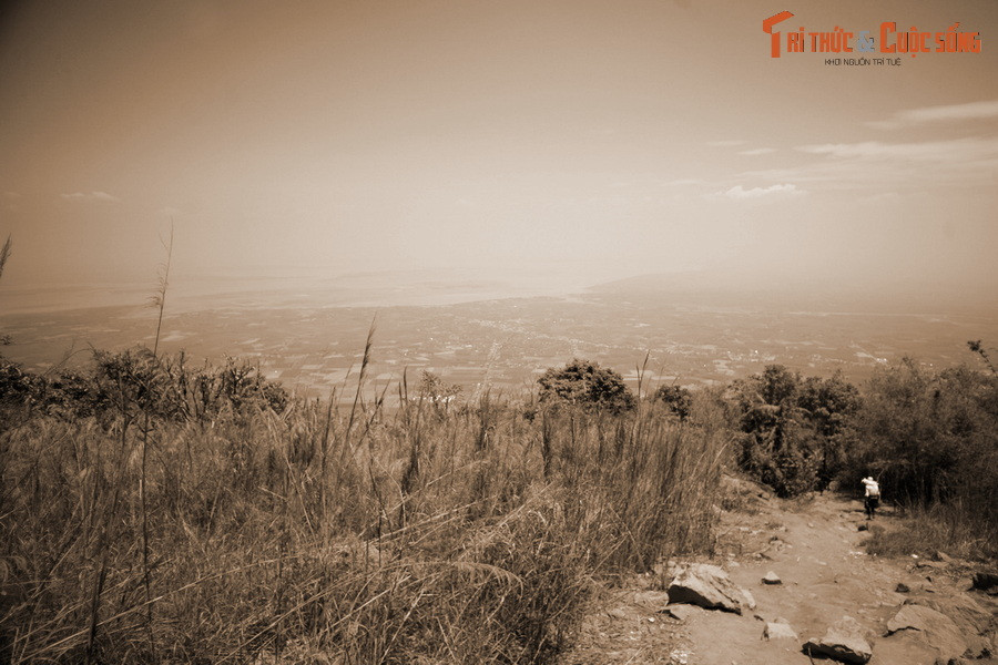 Những tưởng mộng đẹp của cặp đôi sẽ thành, nhưng buổi bấy giờ giặc giã nổi lên. Lê Sĩ Triệt lên đường tòng quân, nàng ở lại đau đáu trông chờ vào ngày đoàn tụ.