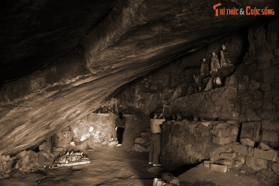 Đêm đó, Nguyễn Ánh đang nằm ngủ thì được một người phụ nữ báo mộng chỉ đường trốn thoát, chỉ hướng tìm thức ăn, giúp ông và quân lính thoát khỏi sự truy đuổi của quân Tây Sơn.