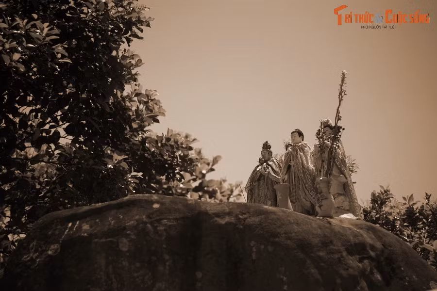 Ba hôm sau, Lý Thị Thiên Hương báo mộng cho vị hòa thượng trụ trì trên núi về nơi thân xác mình nằm lại. Hòa thượng theo lời mách bảo đã tìm kiếm và đưa di hài nàng về chôn cất tử tế.