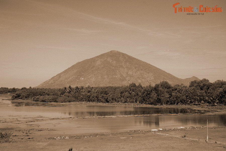 Khi chúa Nguyễn và quân lính bị lâm vào thế khó, không biết phải chạy đường nào, thì được người dân mách nước rằng nhìn về hướng núi cầu nguyện sẽ được Bà Lý Thị Thiên Hương cứu giúp. Và chúa Nguyễn đã làm theo.