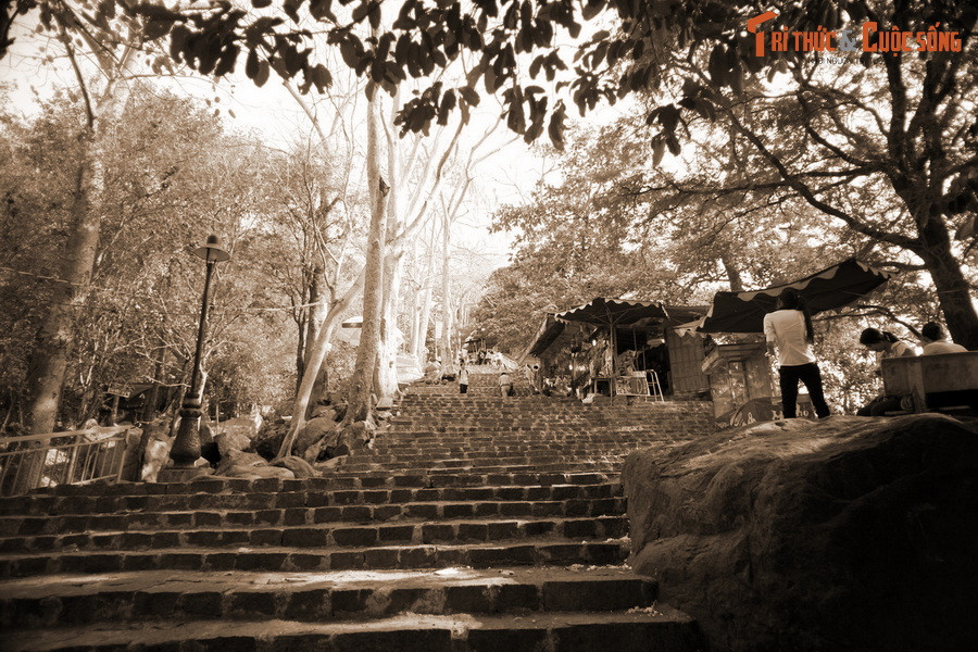 Theo truyền thuyết đầu tiên, xưa kia, tại huyện Hoang Hóa (nay là huyện Trảng Bàng, Tây Ninh) có cô gái tên Lý Thị Thiên Hương mỗi ngày rằm thường lên núi lễ Phật. Tuy diện mạo đen đúa, nhưng sự duyên dáng và tài năng của cô khiến nhiều chàng trai say đắm.