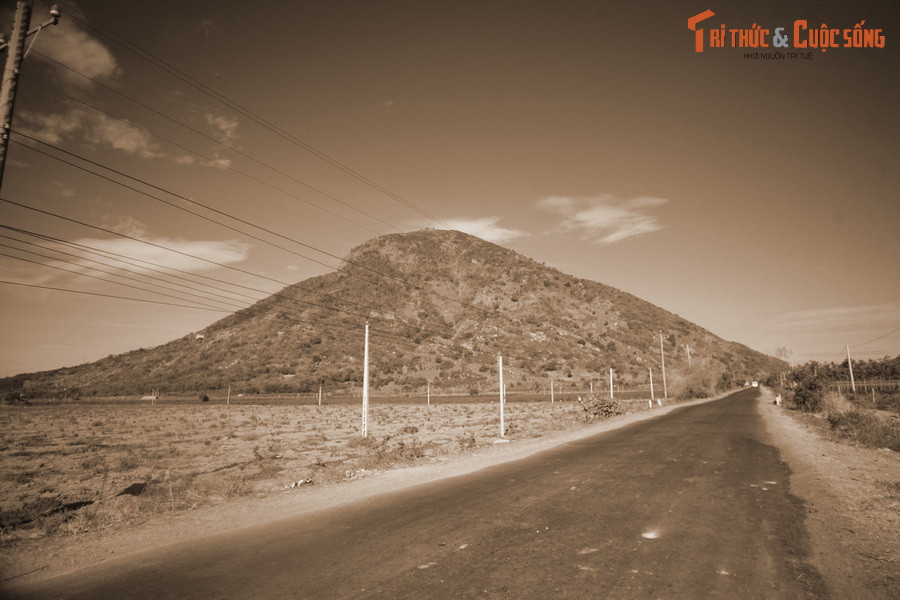 Giữa lúc Thiên Hương gặp nguy khốn vì bè lũ nhà con quan, Lê Sĩ Triệt xông ra giải cứu. Sau đó chàng đưa nàng về nhà và được cha mẹ nàng hứa gả nàng để đáp tạ ân sâu.