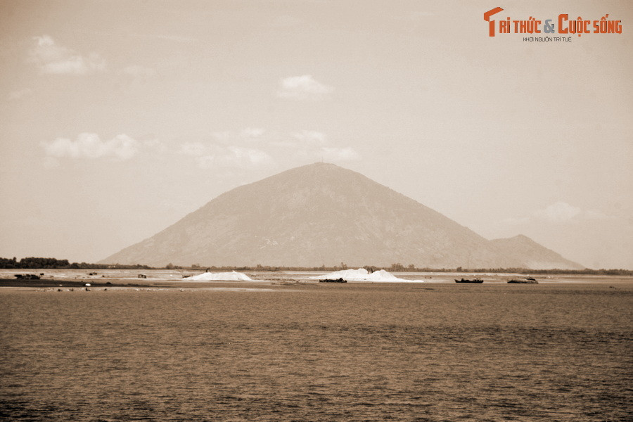 Cao 986 mét, núi Bà Đen được biết đến với tư cách "nóc nhà" của toàn vùng Nam Bộ. Ngọn núi này là nơi phát tích của tục thờ Linh Sơn Thánh Mẫu, gắn với hai truyền thuyết lâu đời có liên quan đến một người phụ nữ mà dân gian gọi là Bà Đen.