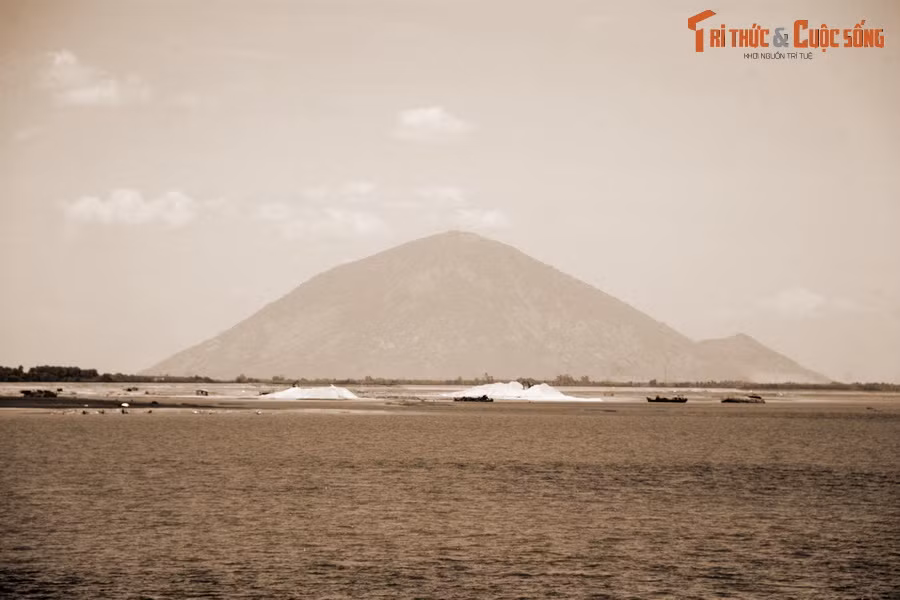 Cao 986 mét, núi Bà Đen được biết đến với tư cách "nóc nhà" của toàn vùng Nam Bộ. Ngọn núi này là nơi phát tích của tục thờ Linh Sơn Thánh Mẫu, gắn với hai truyền thuyết lâu đời có liên quan đến một người phụ nữ mà dân gian gọi là Bà Đen.