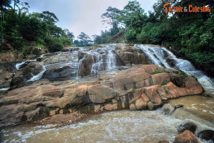1. Nằm trên thượng nguồn suối Cam Ly, thuộc phường 5 của Đà Lạt, thác Cam Ly là một thắng cảnh nổi tiếng mà du khách thường ghé thăm mỗi khi đến với thành phố trên cao nguyên Lang Biang.