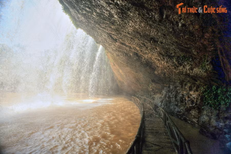 Tên gọi Prenn của thác nước xuất phát từ cái tên "Prềnh" - tiếng K’Ho có nghĩa là “cà đắng”. Sau khi khám phá ra vùng đất này, người Pháp ghi chép tên địa danh "Prềnh" thành “Prenn”.