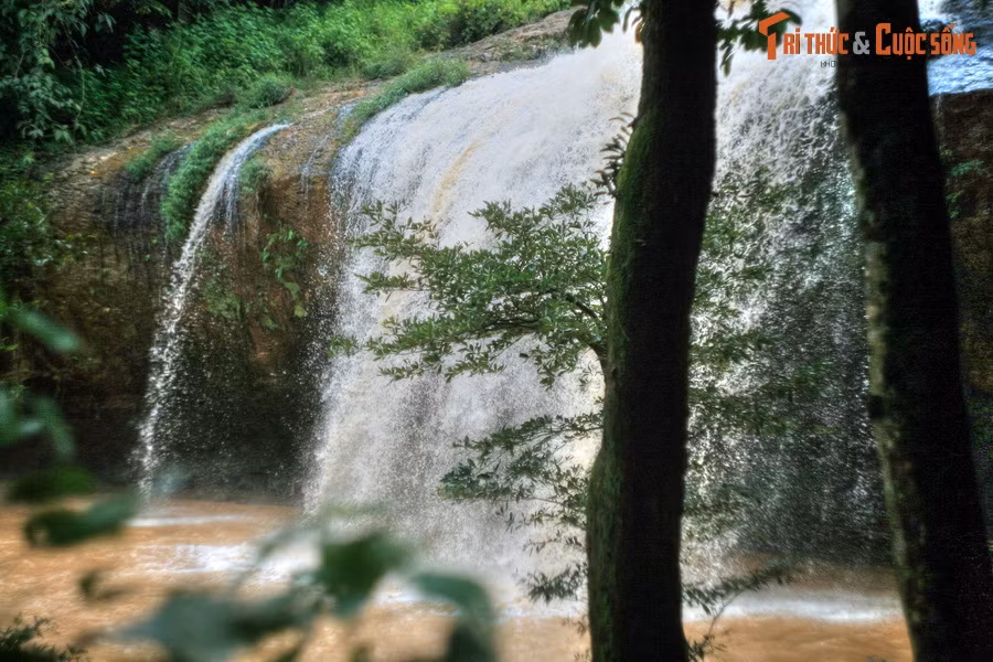 Thác nằm trong khu rừng nguyên sinh hiếm hoi còn sót lại trong khu vực, với dòng nước từ trên ghềnh đá với độ cao hơn 10 mét đổ xuống như một bức màn trắng xóa.