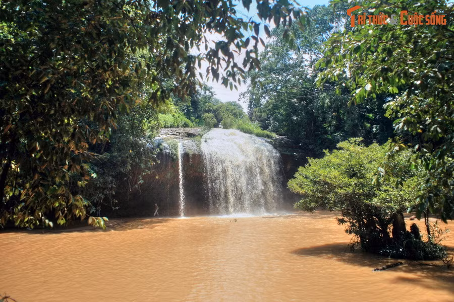 2. Nằm ở chân đèo Prenn, thuộc địa phận phường 3 của thành phố Đà Lạt, thác Prenn nổi tiếng không kém gì thác Cam Ly.