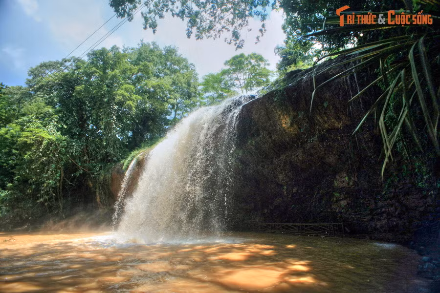 Ngày nay, thác Prenn và khu vực phụ cận đã được quy hoạch thành khu du lịch có quy mô tầm cỡ của Đà Lạt. Ngoài việc tham quan thác, du khách còn có thể tham gia nhiều hoạt động như bơi thuyền, bắn cung, cưỡi đà điểu, khám phá hệ thống đền thờ gồm đền Thượng, Trung, Hạ...