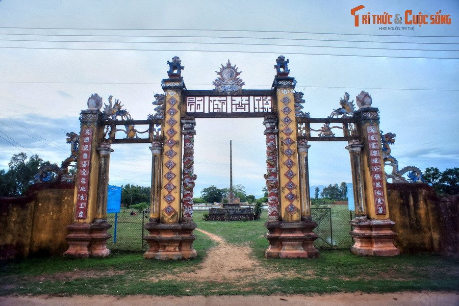  6. Thành Đồ Bàn. Nằm ở thị xã An Nhơn, tỉnh Bình Định, thành Đồ Bàn (Vijaya) là kinh đô của vương quốc Champa từ năm 999-1471. Cuối thế kỷ 18, thành được nhà Tây Sơn xây mới để làm kinh đô. Ngày nay nơi đây lưu giữ dấu tích nhiều thời kỳ lịch sử khác nhau, từ Champa đến Nguyễn.