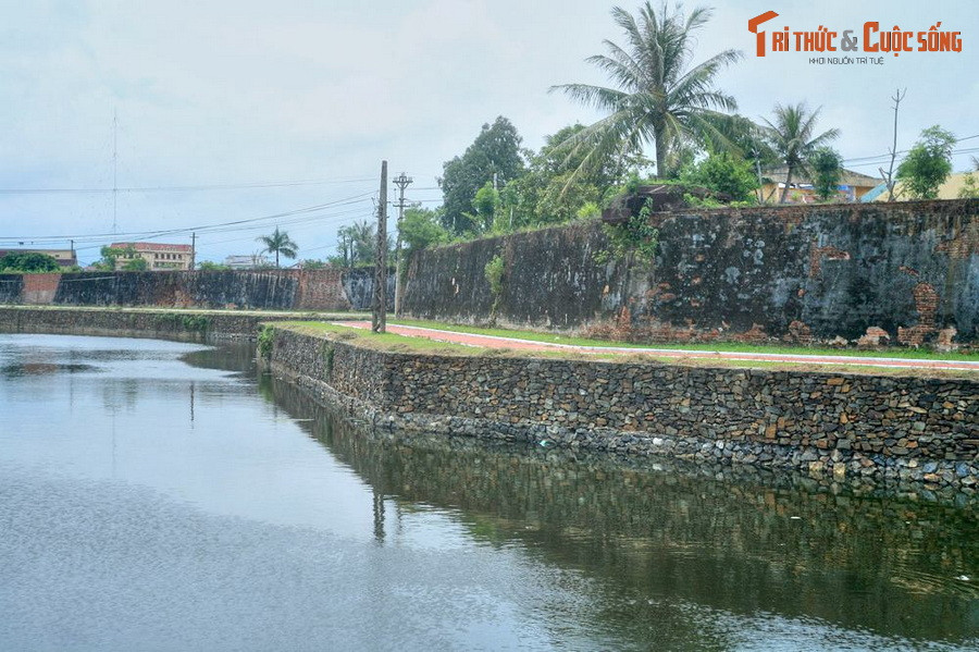  9. Thành cổ Đồng Hới. Nằm ở trung tâm thành phố Đồng Hới, tỉnh Quảng Bình, thành cổ Đồng Hới được xây dựng vào đầu thế kỷ 19. Mặc dù đã bị phá hủy nhiều qua hai cuộc chiến tranh nhưng tòa thành này vẫn bảo lưu được những yếu tố gốc, mang nhiều giá trị về kiến trúc và lịch sử.