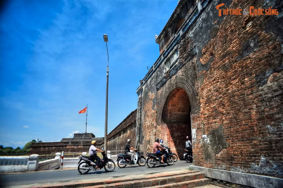  2. Kinh thành Huế. Kinh thành Huế là nơi đóng đô của nhà Nguyễn, vương triều phong kiến cuối cùng trong lịch sử Việt Nam. Tòa thành đồ sộ này vẫn được gìn giữ khá nguyên vẹn, là công trình có vai trò rất quan trọng trong Di sản văn hóa thế giới Quần thể di tích Cố đô Huế.