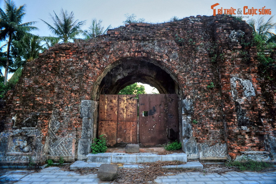  5. Thành cổ Quảng Trị. Tọa lạc ở thị xã Quảng Trị, tỉnh Quảng Trị, thành cổ Quảng Trị được xây vào đầu thời Nguyễn. Trong cuộc kháng chiến chống Mỹ, hàng nghìn chiến sĩ Giải phóng đã hi sinh tại tòa thành lịch sử này trong trận đánh khốc liệt kéo dài từ ngày 28/6 – 16/9/1972.