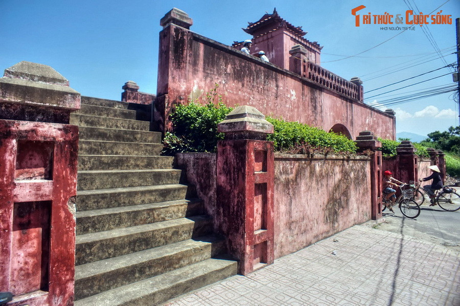  7. Thành cổ Diên Khánh. Nằm ở thị trấn Diên Khánh (huyện Diên Khánh, tỉnh Khánh Hòa), thành cổ Diên Khánh được coi là tòa thành nguyên vẹn nhất của nhà Nguyễn bên ngoài Huế còn được gìn giữ đến nay. Theo các sử liệu, thành được chúa Nguyễn Anh cho xây từ năm 1793.