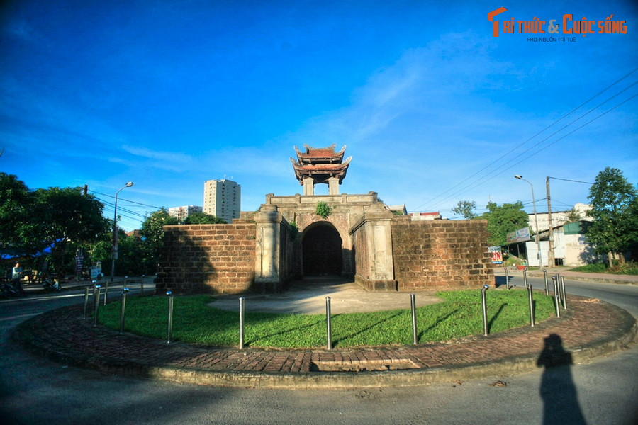  10. Thành cổ Vinh. Nằm trên địa bàn ba phường Cửa Nam, Đội Cung và Quang Trung của TP Vinh, thành cổ Vinh có tuổi đời 2 thế kỷ, là nơi ghi dấu nhiều biến động lịch sử của xứ Nghệ. Ngày nay tòa thành bề thế một thời chỉ còn lại 3 cổng thành và các hào nước bao quanh tường thành xưa.