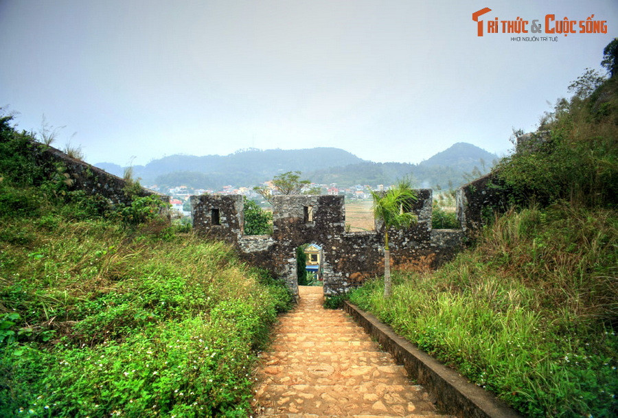  8. Thành nhà Mạc. Thành phố Lạng Sơn là nơi tọa lạc của một tòa thành được xây vào thời nhà Mạc. Công trình do vua Mạc Kính Cung cho xây dựng vào thế kỷ 16, gồm 2 đoạn tường thành song song, bắc qua 2 hẻm núi, chắn con đường độc đạo nối từ Ải Bắc xuống phía Nam.