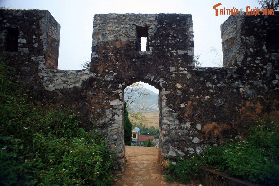 Ngược dòng lịch sử, thành nhà Mạc được vua Mạc Kính Cung (?–1625) cho xây dựng vào thế kỷ 16 trong cuộc đối đầu với quân Lê – Trịnh. Đây là một căn cứ quân sự hiểm yếu chắn con đường độc đạo nối từ Ải Bắc xuống phía Nam.