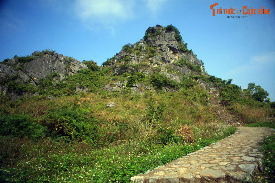 Từ trong thành có nhiều lối dẫn lên núi.
