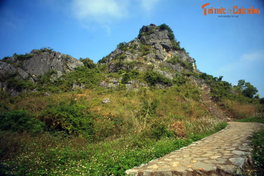 Từ trong thành có nhiều lối dẫn lên núi.