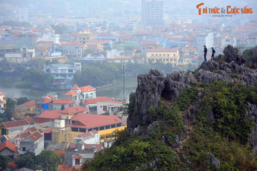 Trong vùng núi nơi tòa thành tọa lạc có rất nhiều góc “sống ảo” cực đẹp, nơi các bạn trẻ lưu lại những khoảnh khắc đáng nhớ...