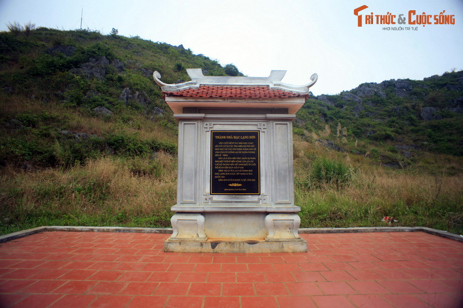 Giữa lòng thành có tấm bia ghi lại những thông tin về lịch sử của thành nhà Mạc.