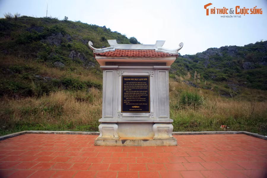 Giữa lòng thành có tấm bia ghi lại những thông tin về lịch sử của thành nhà Mạc.