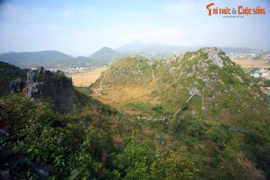 Tòa thành cổ này được xây trên quần thể núi đá vôi hiểm trở, có ba ngọn được đặt tên là Tô Thị, Lô Cốt và Mạc Kính Cung. Để lên được thành, khách tham quan cần leo hơn 100 bậc cấp men theo sườn núi.