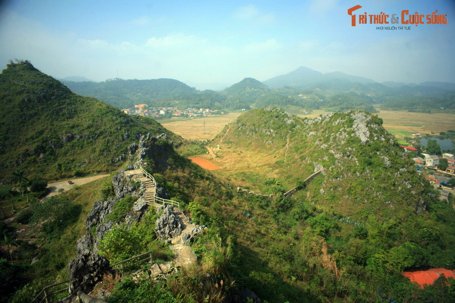 Từ trên cao nhìn xuống, khung cảnh khiến nhiều người phải trầm trồ. Những bức tường thành cổ kính ẩn hiện giữa cỏ cây, trên nền là núi đá kỳ vĩ.